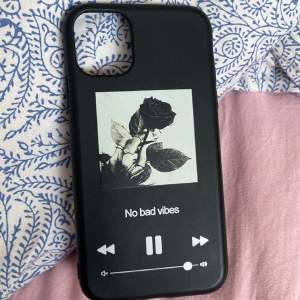 Har ett mobilskal från SHEIN som de står ”no bad vibes”. Ett svart skal till iPhone 11. Har använt den några gånger men skalet är ändå i ganska bra skick. Ett fint skal. Säljer för 20 kr💕🌸💖🌈💋🪩⚡️