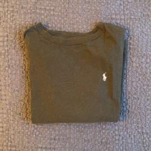 Långärmad Polo Ralph Lauren tröja i storlek 10-12 år. Tröjan är grön och oanvänd 