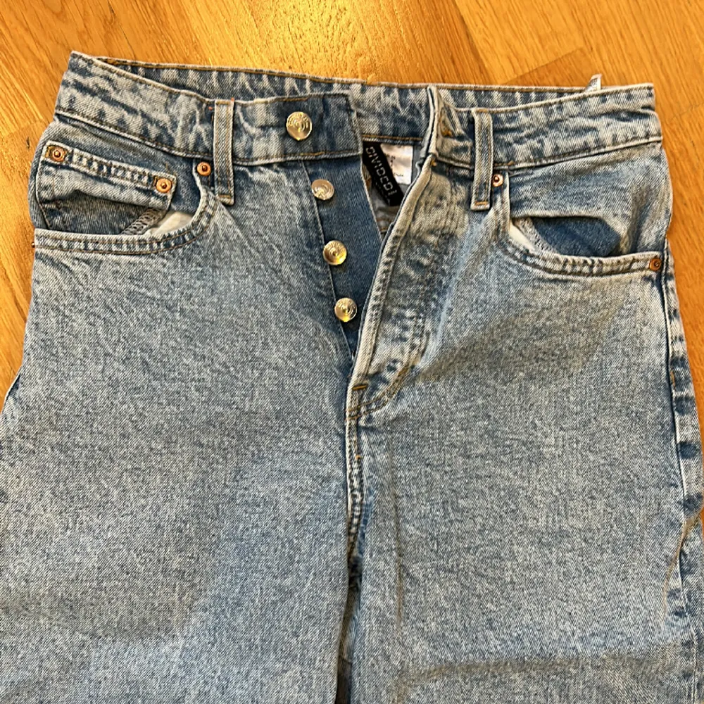 Jeans från H&M, diveded, 36, mid waist, straight leg med slits, knapp knäppning . Jeans & Byxor.
