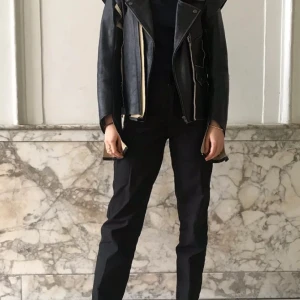 MAISON MARTIN MARGIELA X H&M  - MAISON MARTIN MARGIELA X H&M  Black & Beige Deconstructed Biker Jacket. Skinnjacka  Size 38, något liten i storleken 