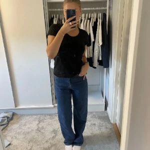 Mörkblå jeans  - Ett par mörkblåa jeans från NA-KD som typ aldrig används 