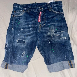 Dq2 ( shorts )  - Säljer dessa dq2 dä det är alldeles för små på mig! Väldigt bra skick o inte täcken på mycket andvändning! Köpte de från en annan grabb för ungefär 1 år sedan! Äkta perfekt för sommaren då de inte är så varma.