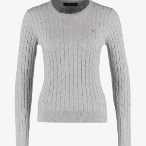 GANT, STRETCH CABLE C-NECK - Stickad tröja  - Kabelstickad tröja från GANT i färgen grå. Inköpt för några år sedan, men använd Max 2-3 gånger. Helt i nyskick.  Nypris: 1399:- 