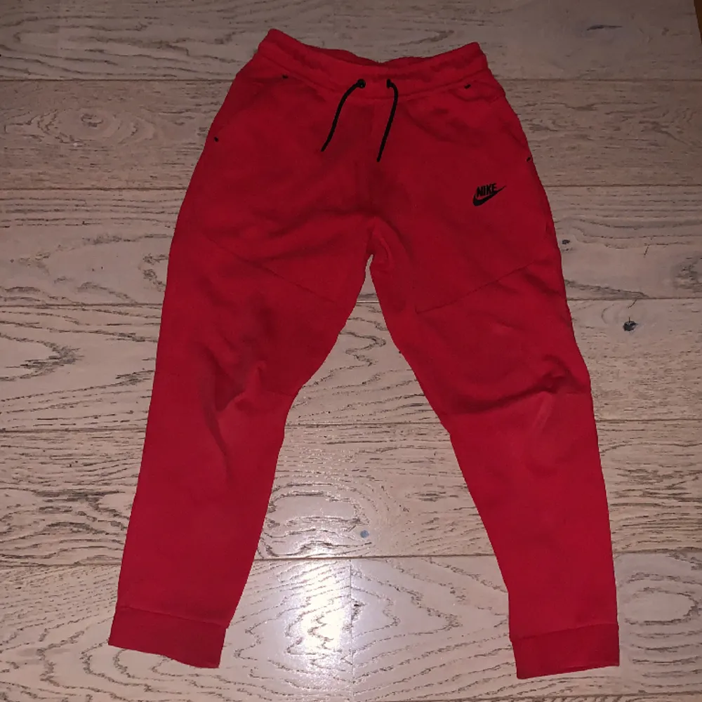 Nike tech fleece byxor röda, topp skick och knappt använda. Storlek Junior 147-158 cm. Jeans & Byxor.