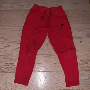 Nike tech fleece byxor röda, topp skick och knappt använda. Storlek Junior 147-158 cm