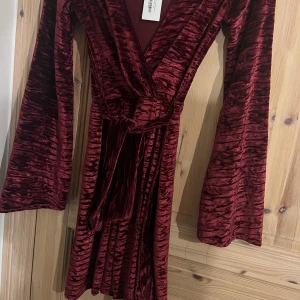 Klänning - Röd klänning i sammet med knytband i midjan