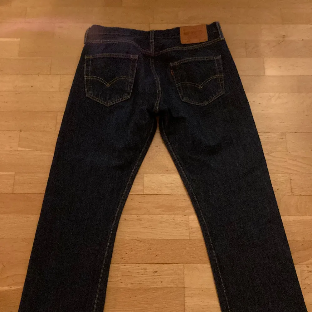 Hej, jag säljer dessa Levis jeans W32 L32, dem är helt nya utan prislapp, hör av dig om du har frågor. Jeans & Byxor.