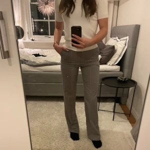 Kostymbyxor från BikBok - Dessa randiga kostymbyxor är i storlek 34 och säljs då jag inte längre finner användning för dem men även pågrund av att de börjar bli för små. Snygga byxor som passar till vad som och är i nytt skick!!