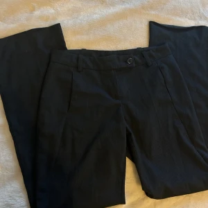 Lågmidjade kostymbyxor  - Lågmidjade kostymbyxor med midjemått ca 37cm tvärs över. Skriv vid frågor🩷🩷