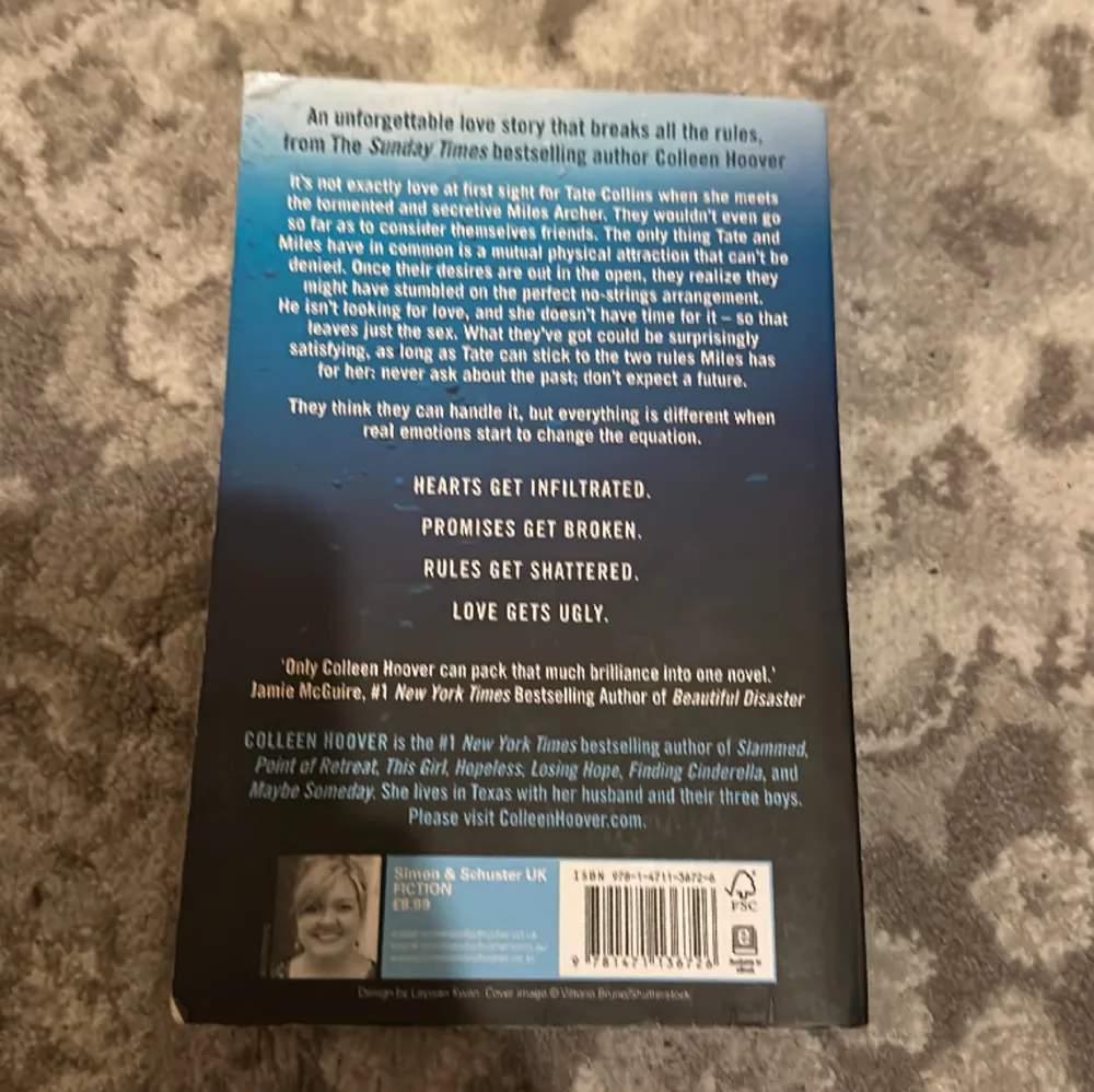 Ugly love boken som va viral på TikTok. (Engelsk text) Boken har inga defekter😊  Använd gärna köp nu.. Övrigt.