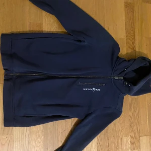 Sail racing zip hoodie - Hej jag säljer min Sail racing Hoodie då den blivit för liten. Den är i storleken 170, har använt den sällan.