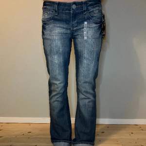 Långa lågmidjade jeans  Helt oanvända med lapparna kvar☺️🌸  Mått: Innerbenslängd - 80cm Ytterbenslängd - 105cm Midjemått mått - 40cm
