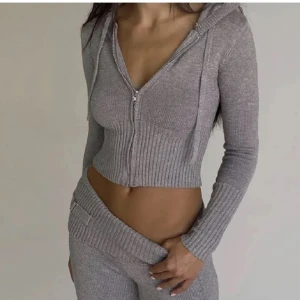 Tvådelat set - Catania dupe från märket Ava Stockholm, fin kvalitet. Köpt för 600kr och är i mycket fint skick. Passar storlek xs-s🫶🏼 bilderna är lånade!! Tveka inte att höra av dig vid minsta intresse🤍🤍