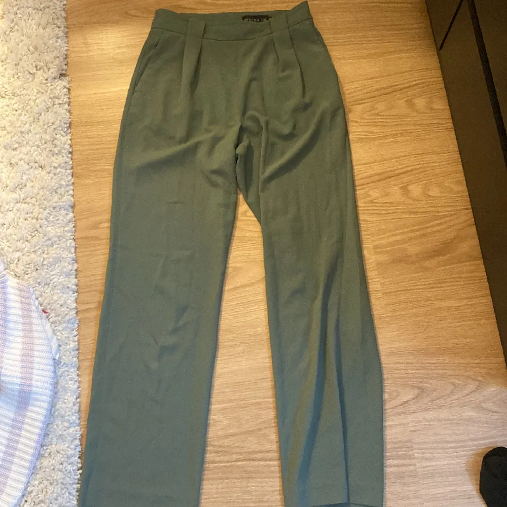 Säljer ett par gröna kostymbyxor från märket STOCKH LM, köpt på MQ för 499kr💗. . Jeans & Byxor.