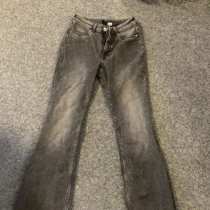Jeans - Säljer gråa jeans som är utsvängd i benen. Min favvobyxor sen innan men tycker inte om midjan fö den är väldig hög midjad. Kontakta mig på dm vid frågor och bilder om byxorna🥰