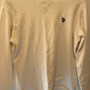 US POLO ASSN tröja - U.S POLO ASSSN sweatshirt från Kidsbrandstore, i jätte bra skick, använd 1 gång, storlek 15-16y, men kan passa XS-M, skriv för mer information 
