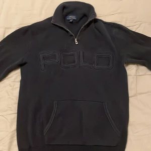 Ralph lauren halt zip - Säljer en Ralph Lauren half zip i färgen marinblå och storleken 18-20. Jag säljer tröjan då den inte passar mig längre. Den har inga defekter och hör gärna av er vid intresse eller om ni har frågor.