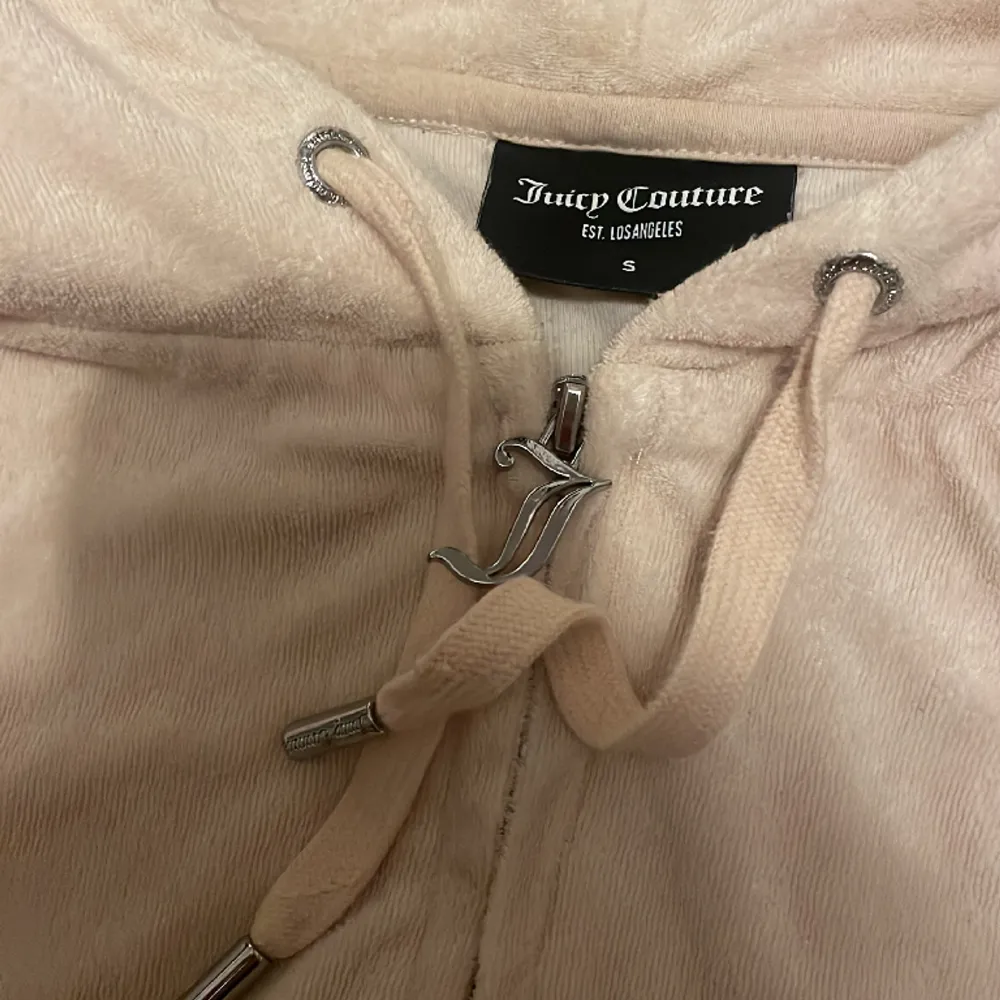 Juicy Couture set i frotté. Ljus beiget. Säljer både kofta o byxor för 400! Båda är i storlek S💖 . Jeans & Byxor.