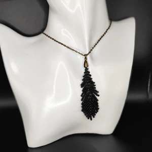 Handgjort halsband  - Min mamma tillverkar och designar egna smycken. Denna är gjord i små glaspärlor. 6.5 cm. Kedja ingår ej. 