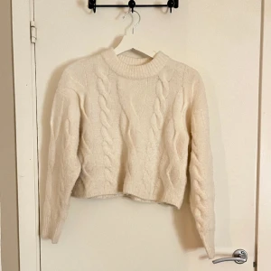 Stickad tröja - Vit, mysig stickad tröja från Gina tricot i nyskick. 