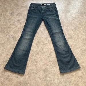 Lågmidjad jeans  - Dom perfekta lågmidjade jeansen, såå snygga med coola bakfickor!! 🤩💕 