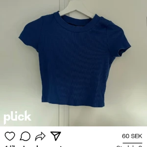 Finns denna i mörk grå ? - En mörk grå ochgullig crop top