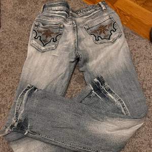Jättefina lågmidjade bootcut jeans! Är nu insydda i benen men går att sprätta upp om man vill. Midjemåttet är 36,5cm, innerbenslängden ca 80cm💕