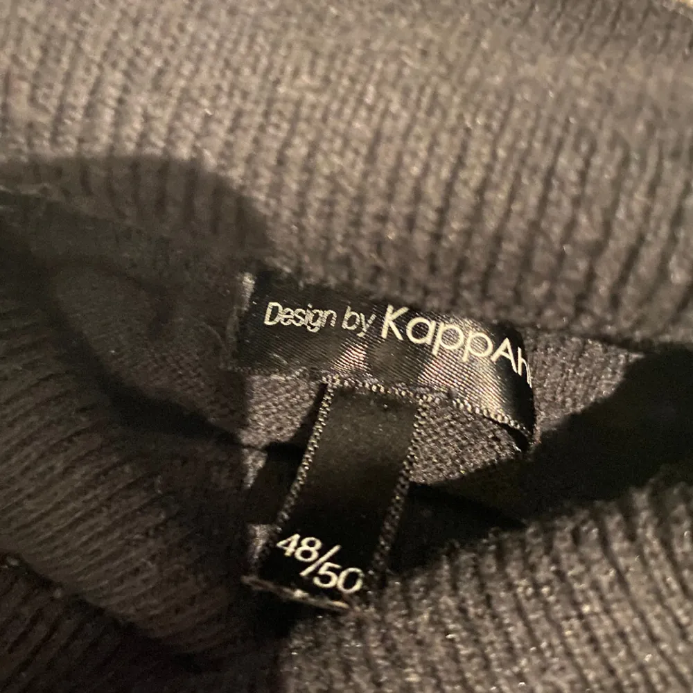 Knappt använd. En tunn tröja med en krage som håller halsen varm. Avöntd något tillfälle som underställ. Även fin på jeans eller vanliga byxor. Säljes pga stor garderobrensning. Kika gärna på mina andra annonser, säljer mycket. Samfraktar gärna:). Tröjor & Koftor.