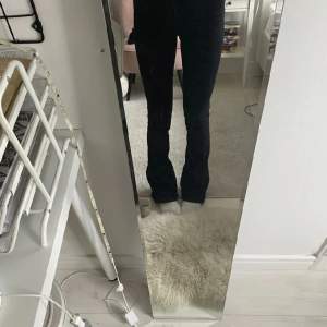 Säljer dessa jeans då dem tyvärr är för små, första bilden är från personen ja köpte dem från!🤍 storlek Xs. Skulle säga att de är low waist/mid.