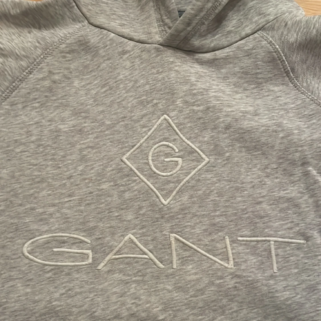 En grå gant hoodie  - 90