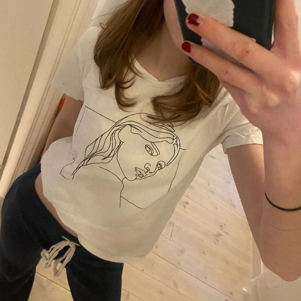 Så sjukt fin t-shirt med tryck från MQ!😊💞 Inga defekter och lika fin som när jag köpte den. Hör av dig om du har några frågor!🌸. T-shirts.