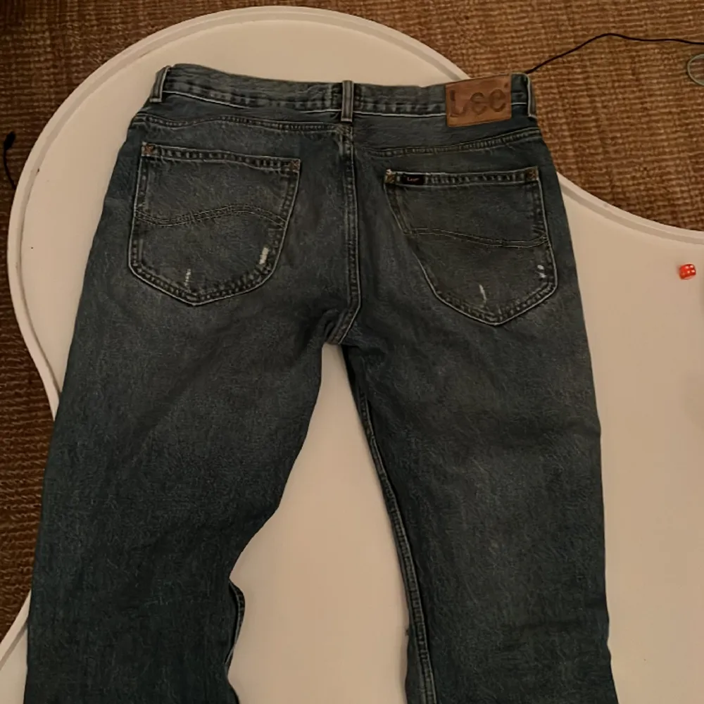 Ett par slim/straight fit jeans från Lee. Väldigt snygg färg, men används inte längre pga inte min stil. . Jeans & Byxor.