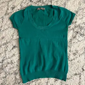 Säljer denna grön stickad t-shirt från Zara. Den är super söt och passar när som💕Det står M men skulle säga att den passar S också💕