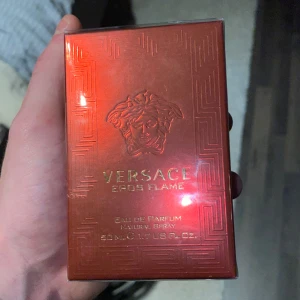 Versace Eros Flame  - Oöppnad Versace parfym 50ml Eau de Parfum.  Ny pris: 900kr Mitt pris: 700kr Luktar svin gott, guzzarna avgudar den😉 Sista bilden är inte själva parfymen som jag säljer. 