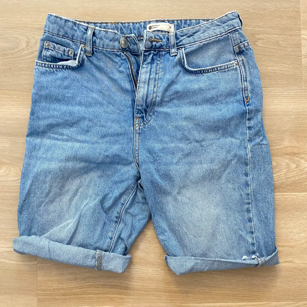Snygg ljusblå shorts från Gina tricot . Shorts.