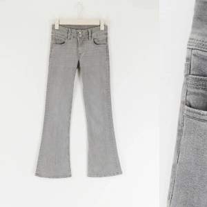 Super fina trendiga jeans från Gina! passar mig som är 156-157Kan skickar fler bilder på mig om nån vill!💞💞