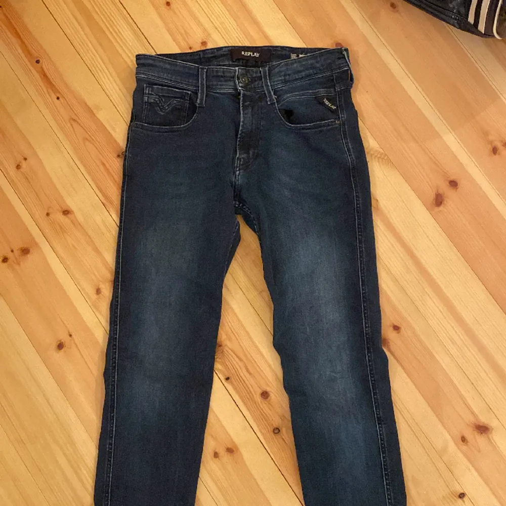 Tjena, säljer dessa riktigt snygga eftertraktade replay anbass jeans eftersom de är för långa för mig (173cm). W28 L34 passar perfekt runt 180cm. Nypris =1799kr mitt pris =500kr. pris kan diskuteras. Hör av dig ifall du har några funderingar /mvh Teo. Jeans & Byxor.