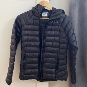 Mckinley jacka - En svart mckinley jacka. Den är hyfsat figursydd och utan några defekter. Skriv privat för mer info❤️😊