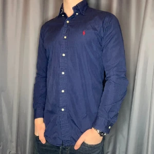 Ralph lauren skjorta - As snygg skjorta som knappast är använd som köptes i somras för cirka 1300. Använd 3 gånger och inga tecken på användning. Hör av er om ni skulle ha några frågor:)priset kan diskuteras vid snabbt köp