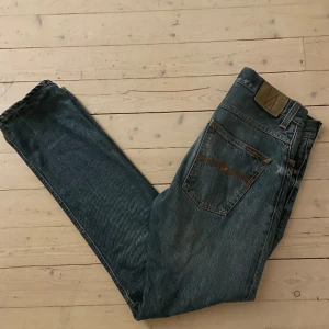 Nudie jeans - Säljer nu mina riktigt snygga jeans från nudie. Dom är andvända men har mycket kvar att ge. Det finns ett hål i vänstra fickan fram men inget som stör och det är lätt att laga. Nypriset ligger runt 1800kr. Hör av er vid frågor eller funderingar. 