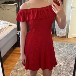 Klänning - En röd klänning från zara med lappen kvar då den inte vart använd. Skriv privat för mer info😊❤️