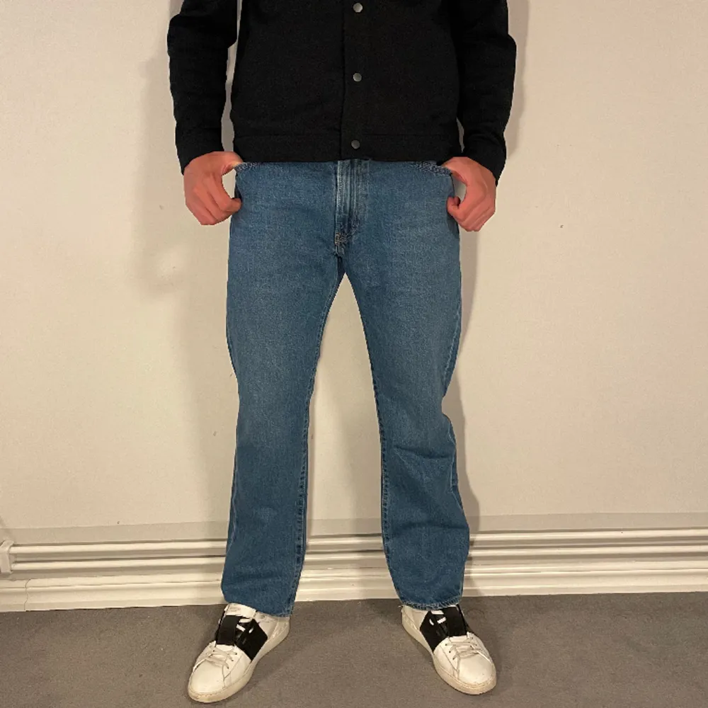 30.Hej! Säljer nu dessa helt nya Levis jeans. Modellen är 184cm Nypris. Jeans & Byxor.