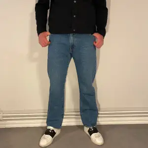30.Hej! Säljer nu dessa helt nya Levis jeans. Modellen är 184cm Nypris