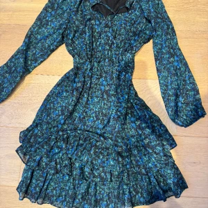 Volangklänning från Trendyol - Söt volangklänning med stockholmsstil. Fint fall med blå/grön färg  i Storlek 38 🩷