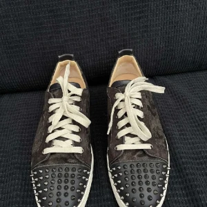 Louboutin skor - Riktigt feta louboutins för killar i Vädligt fint skick. Kvitto och box finns men medföljs ej i köp. Kontakta vid frågor och funderingar kring pris!!!!