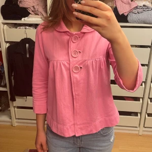 Trekvartsärmad kofta - Verkligen sååå fin och unik trekvartsärmad kofta med tre knappar, i jättefin färg och skick!!💕💕