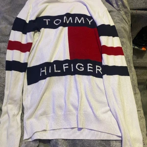 Tommy hilfiger tröja - Storlek XL men passar mig som är en S