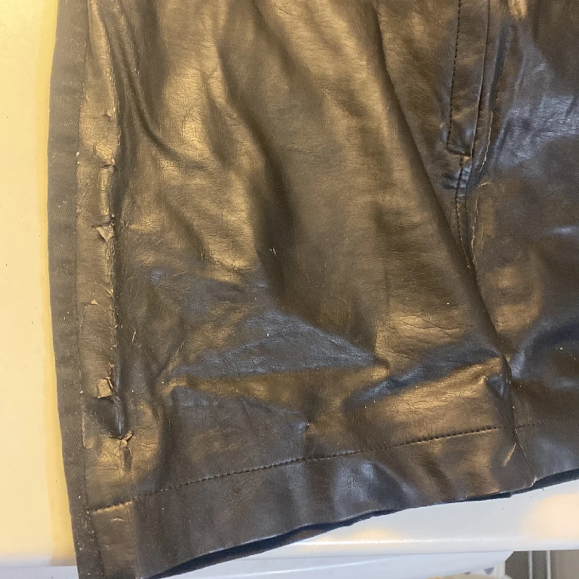 Soaked Minikjol svart med skinn bak  - 91