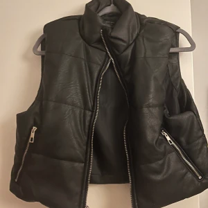 Väst - Säljer en helt ny väst från lager 157 då den aldrig kom till användning.