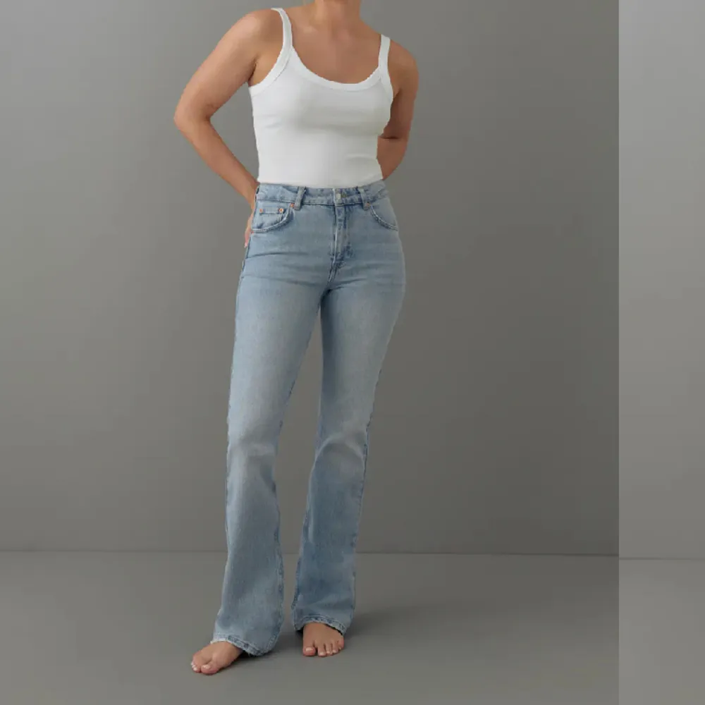 Säljer dessa full length flare jeans från Gina Tricot då de tyvärr blivit för stora för mig. Använda 2 gånger så väldigt fint skick! Skriv privat för egna bilder🤗(köpa för 500kr). Jeans & Byxor.